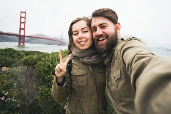 Couple of tourists near Golden Gate Bridge — Stock Photo, Image