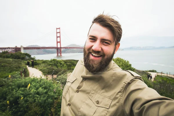 Pohledný vousatý muž dělat selfie — Stock fotografie