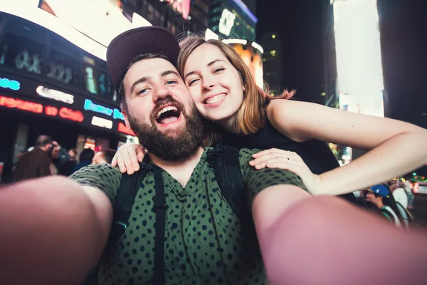 Feliz casal no amor tomando selfie — Fotografia de Stock