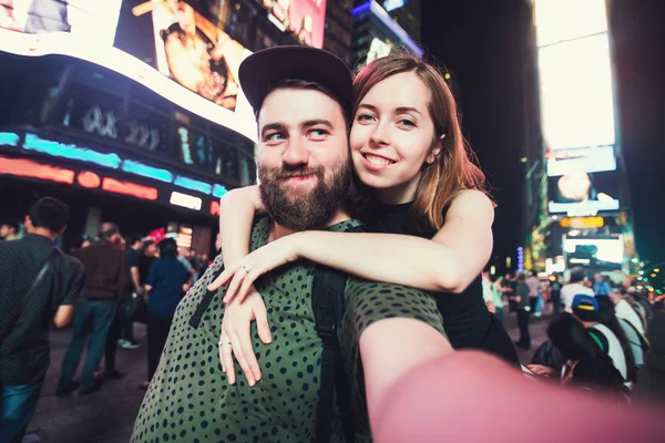 Aşık selfie alarak mutlu çift