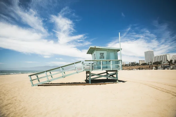 Életmentő tower, a Santa Monica beach — Stock Fotó