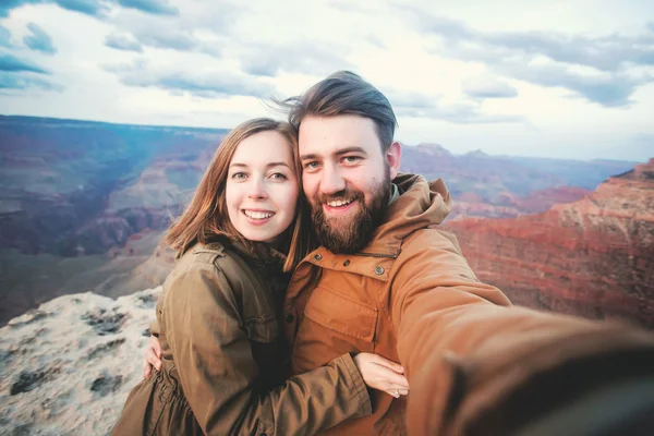 Selfie för romantiska par på Grand Canyon — Stockfoto