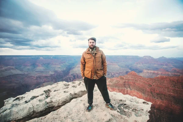 Skäggig man student vid Grand Canyon — Stockfoto