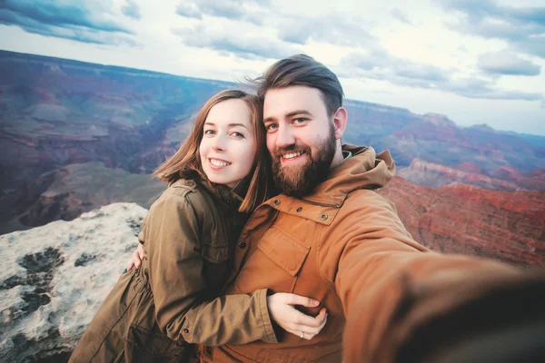 Selfie van romantisch paar in Grand Canyon — Stockfoto