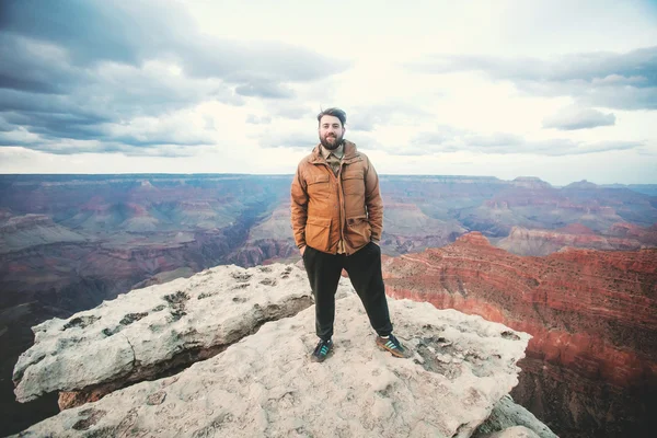 Vousatý muž student na Grand Canyon — Stock fotografie