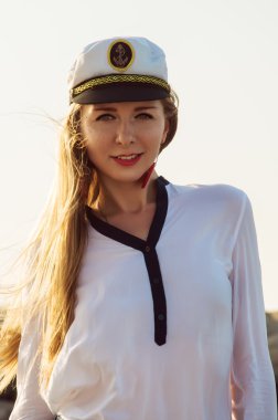 uzun sarı saçlı bir kız portresi