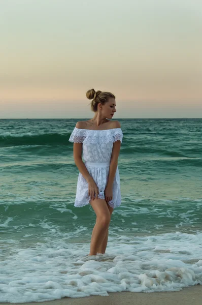 Suda ayakta beyaz elbiseli kız — Stok fotoğraf