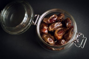 Bir kavanoza tarihlerini görüntülemek yukarıdan