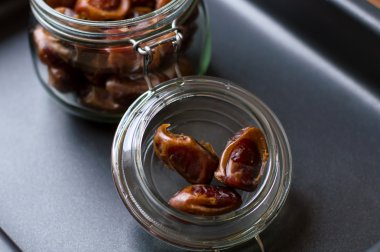 Bir kavanoz, siyah arka planda tarihleri