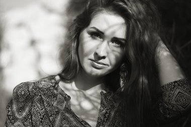 Uzun saçlı genç bir yetişkin kadın portresi siyah ve beyaz