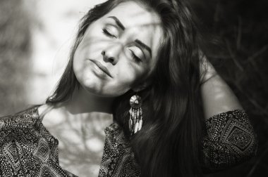 Uzun güzel saçları olan çekici bir kadın portresi