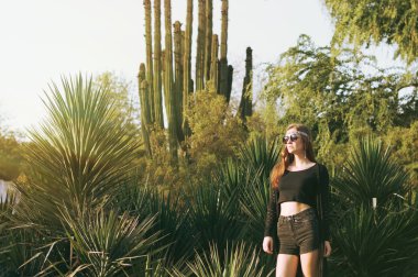 Hippi kadın ayakta büyük kaktüs Parkı