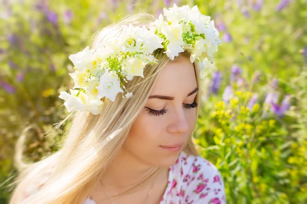Genç kadın, sarışın saç ve çiçek taç — Stok fotoğraf