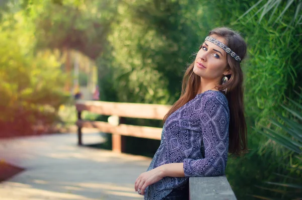 Jovem hippie feminino com a cabeça em pé no parque — Fotografia de Stock