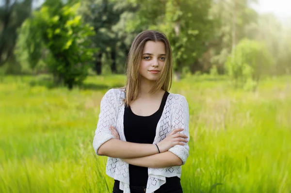 Портрет девочки-подростка, стоящей в парке — стоковое фото