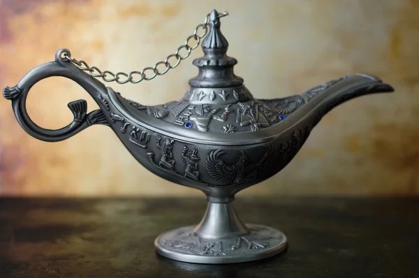 Metalen Egyptische lamp met ornamenten, huis decoratie — Stockfoto