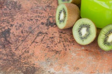 Kivi meyve üzerinde çizikler ile ahşap bir masa ile arka plan 