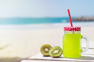 Taze meyve suyu ve kivi dilimleri sunny Beach 