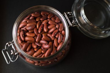 Bir cam kap içinde ham barbunya fasulyesi