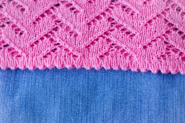 Kot pantolon ve pembe örme kumaş