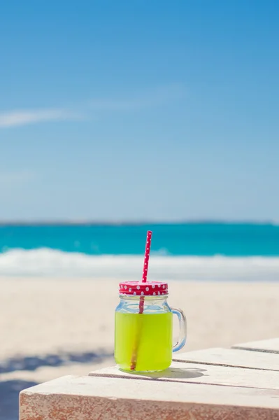 Fresh green juice on the bench near seaside area — Stock Photo, Image