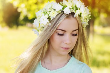 Sarı saçlı ve uzun göz kirpikleri olan beyaz kadın