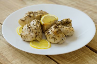 Tavuk göğsü, kıyılmış ve otlar ve limon aromalı