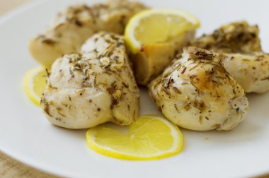 Beyaz Tavuk eti şifalı otlarla Marine ve limon ile servis edilir 