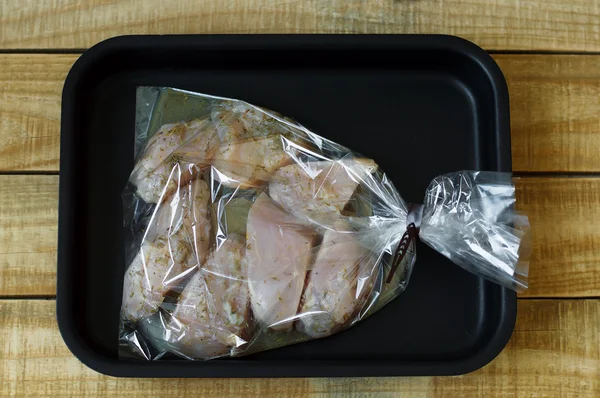 Tranches de poitrine de poulet crues marinées dans du jus de citron — Photo