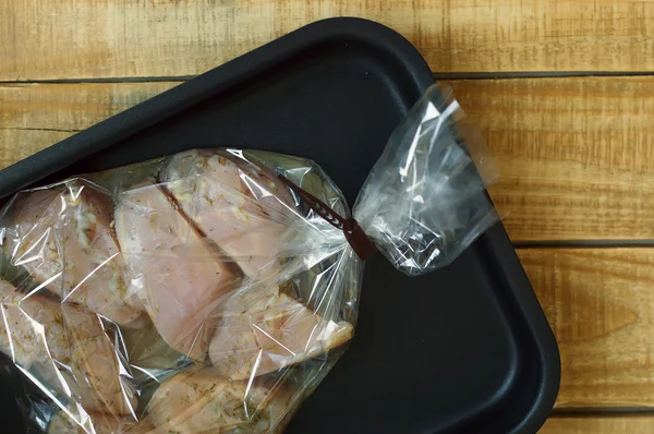 Poitrines de poulet non cuites dans un sac de cuisson. Tranches de poulet — Photo