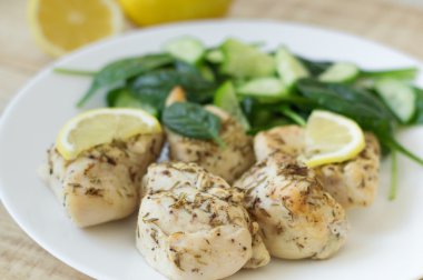 Taze pişmiş beyaz tavuk eti kekik, limon ve yeşil salata ile servis