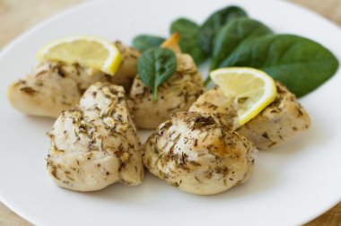 Tavuk eti pişmiş kekik ve biber ve limon ve bebek ıspanak ile servis