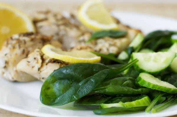 Spinatsalat mit gebackenem Hühnerfleisch und Zitronenscheiben. Konzept für gesunde Ernährung. Kalorienarme Ernährung — Stockfoto
