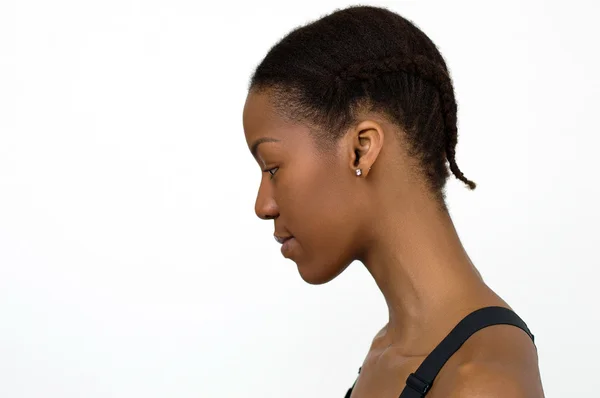 Mulher africana em fundo branco com cabelo trançado. Penteado para atividades esportivas — Fotografia de Stock