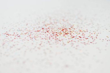 Renkli parıltılı beyaz arkaplan, seçici odak