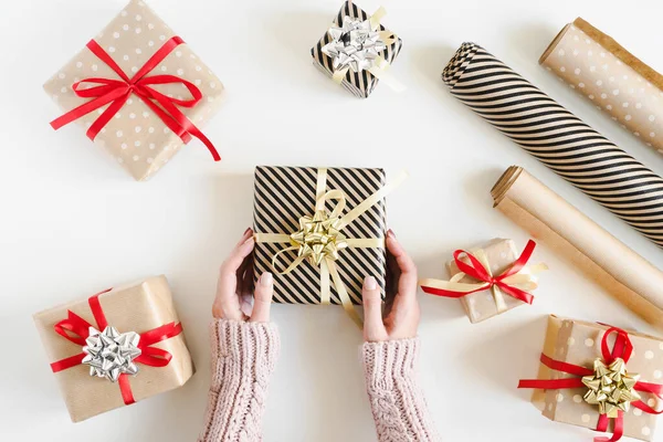 Hände Halten Eine Weihnachtsgeschenkschachtel Viele Kleine Schachteln Kraftpapier Und Papierrollen — Stockfoto