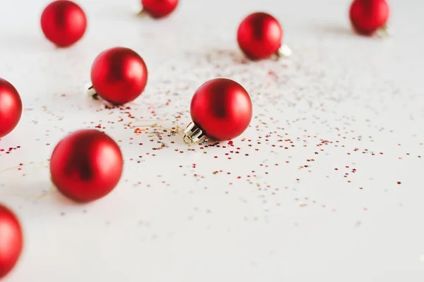 Rode Kerstballen Stervormige Glitters Witte Achtergrond Feestseizoen — Stockfoto
