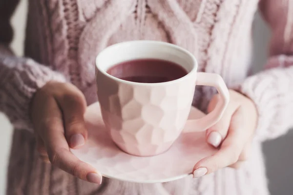 Meleg Pulcsiba Öltözött Kezében Egy Csésze Vörös Teával Hibiszkusz Tea — Stock Fotó