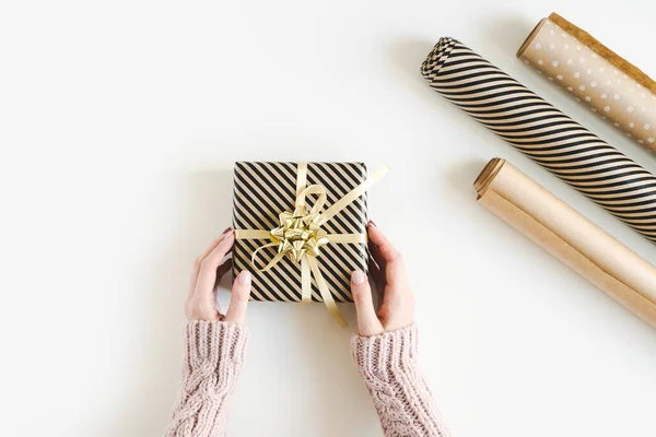 Frauenhände Warmem Winterpullover Halten Eine Kleine Mit Kraftpapier Umwickelte Weihnachtsgeschenkschachtel — Stockfoto