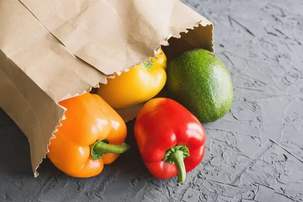 Pimientos Frescos Diferentes Colores Aguacate Verde Entregados Bolsa Papel Marrón — Foto de Stock