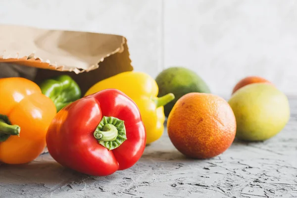 Frutas Hortalizas Sobre Fondo Hormigón Dieta Saludable Pimientos Naranja Aguacate — Foto de Stock