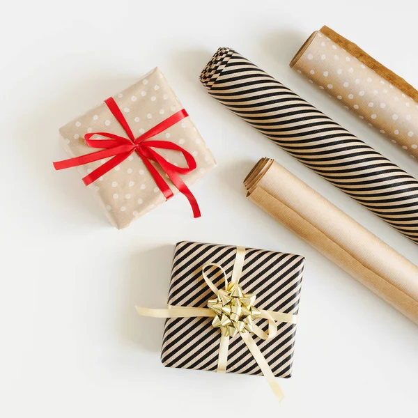 Quadratisches Foto Von Weihnachtsgeschenken Eingewickelt Braunes Kraftpapier Und Papierrollen Für — Stockfoto