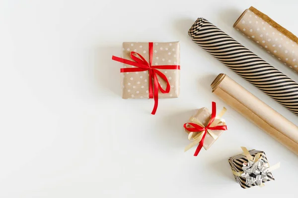 Weihnachtsgeschenke Lagen Flach Kleine Kraftpapier Eingewickelte Schachteln Und Papierrollen Auf — Stockfoto