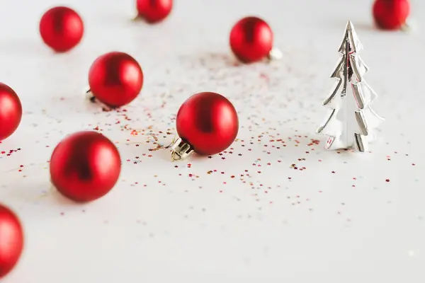 Kleine Decoratieve Kerstboom Kerstballen Kleurrijke Stervormige Glitters Witte Achtergrond — Stockfoto