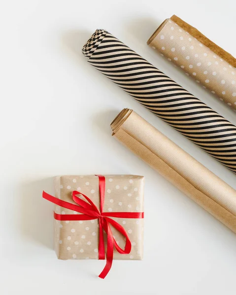 Weihnachtsgeschenk Verpackt Polka Dot Papier Und Kraftpapierrollen Umweltfreundliche Weihnachtsgeschenkverpackung — Stockfoto
