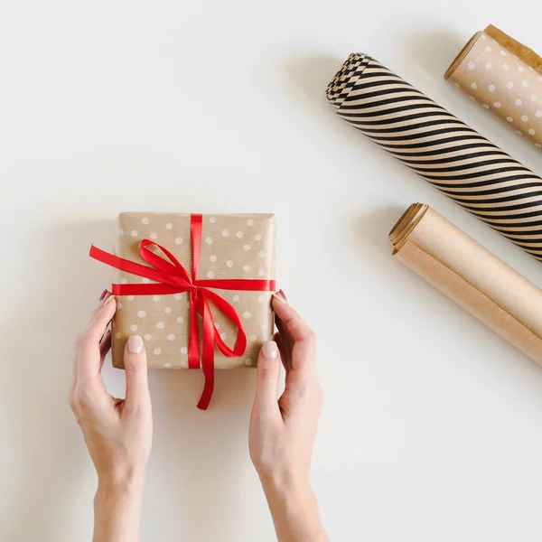 Hände Halten Eine Mit Kraftpapier Und Papierrollen Umwickelte Weihnachtsgeschenkschachtel Auf — Stockfoto