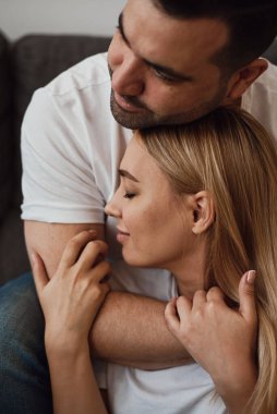 Genç evli bir çiftin kapalı mekan portresi. Erkek ve kadın. Romantik ilişki