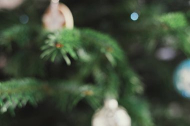 Gerçek Noel ağacı ve süslemelerle bulanık arkaplan