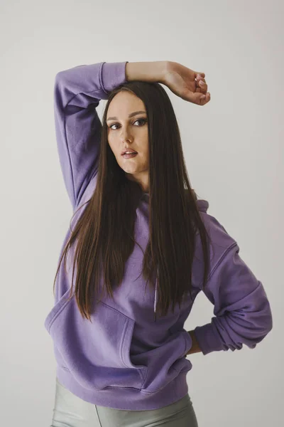 Портрет Молодої Жінки Довгим Прямим Волоссям Одягненим Фіолетовий Светр Спортивне — стокове фото