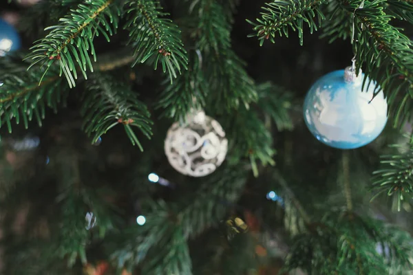 Háttér Valódi Karácsonyfa Ágak Elmosódott Díszek Stock Fotó